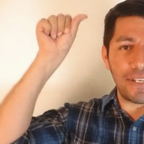 Se hace una letra a, y se mueve en círculo
                        alrededor de la oreja.